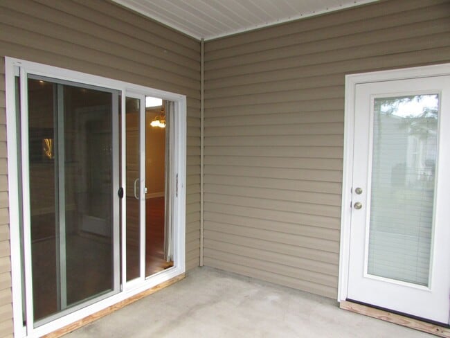 Building Photo - 1519 Round Ridge Rd SE