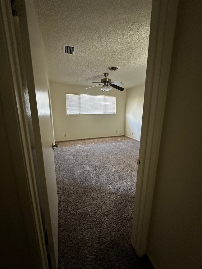 Building Photo - South Redding Home