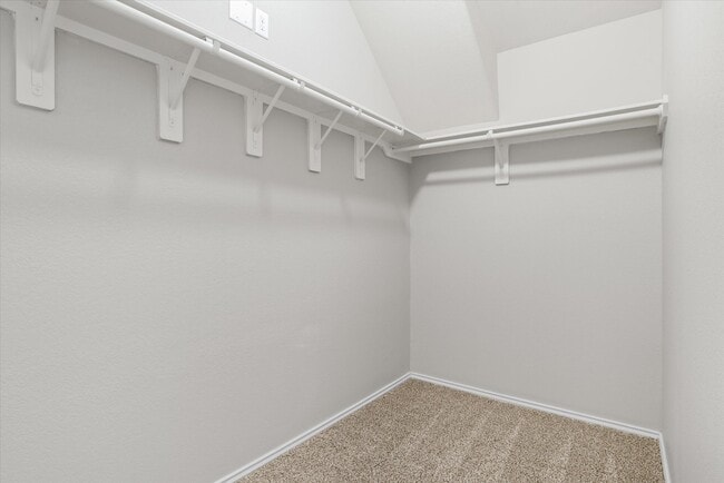 Building Photo - 627 E Fairway Lake Dr