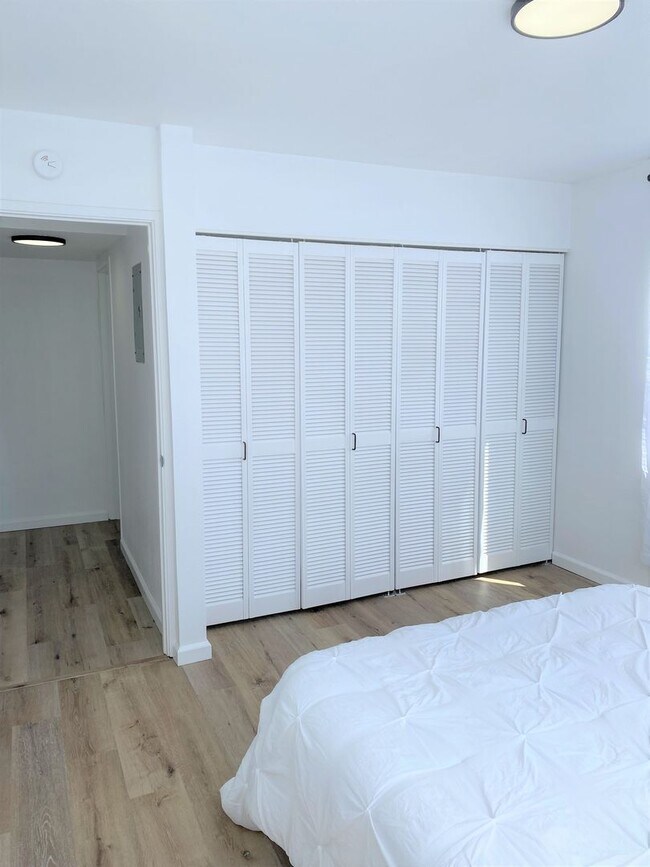 Building Photo - The Leilehua near Downtown Honolulu - Renovated 1 Bedroom 1 Bath 1 Covered Parking