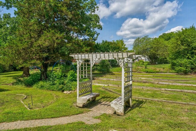 Building Photo - 102A White Oak Dr