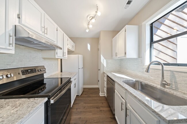 Building Photo - Complete Remodeled 2 Bedroom Townhouse w/ ...