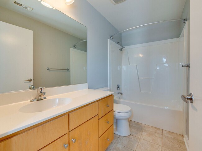 Building Photo - This move in ready condo has it all in Cha...