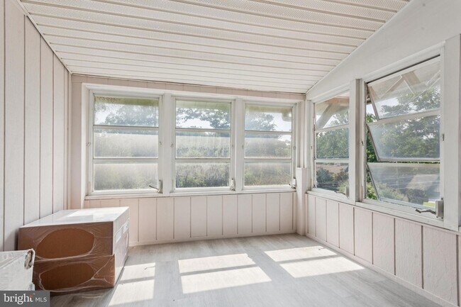 Building Photo - 313 Edgewood Dr