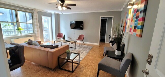 Building Photo - 300 W Peachtree St NW