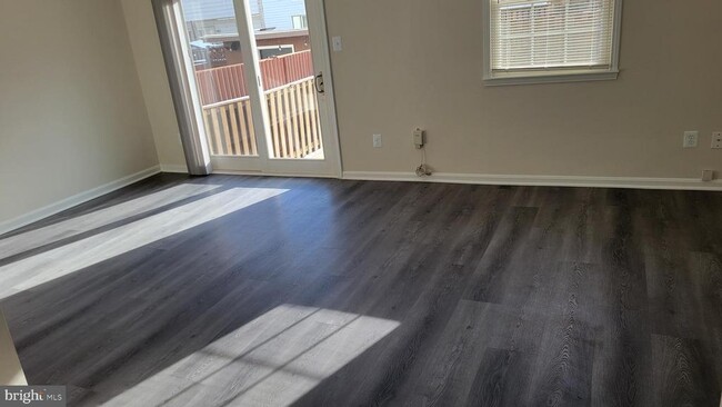 Building Photo - 2055 Pilgrim Dr