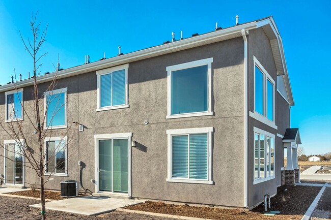 Building Photo - Gorgeous end unit town home in the fields ...