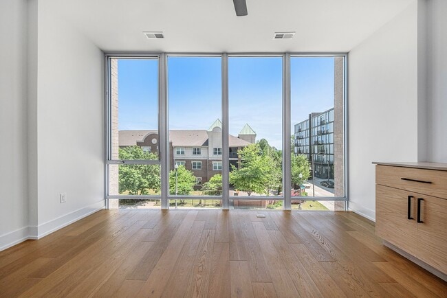 Building Photo - 2805 Brush St