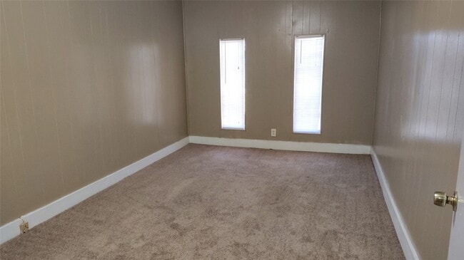 Building Photo - 8610 Valley S Dr