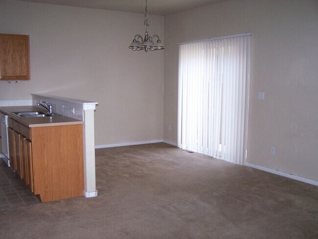 Building Photo - 3 Bed/2.5 Bath Townhome Style Unit in SW Bend - Attached Garage