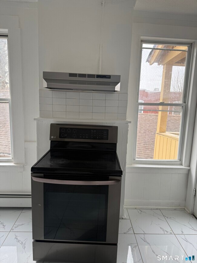 Building Photo - 429 Summit St