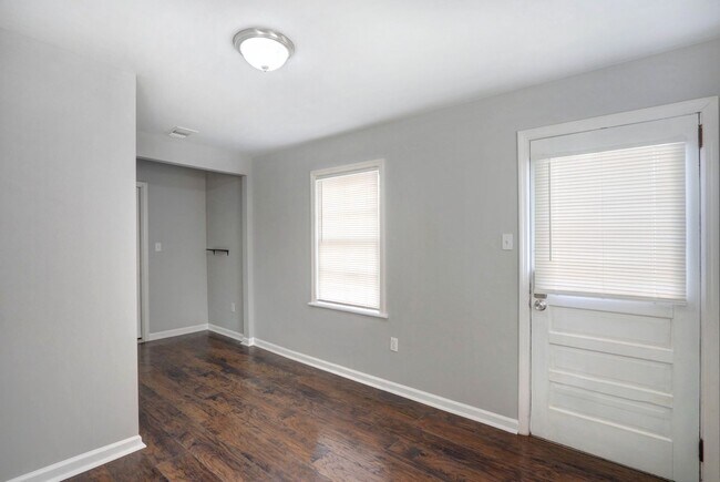 Building Photo - 1943