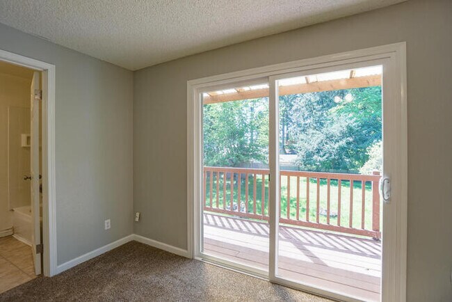 Building Photo - THREE BEDROOM NEAR LENA PARK