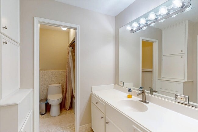 Building Photo - 2819 Fortuna Dr