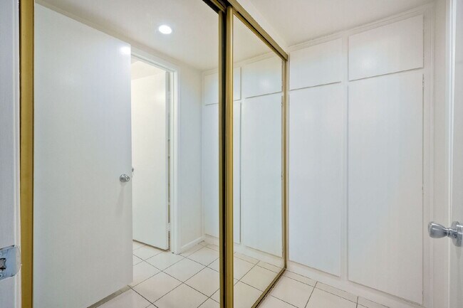 Building Photo - 1/2 off 1st month rent move in special at the Bluffs!!!