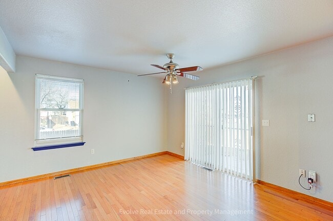 Building Photo - Evolve Real Estate: Gorgeous Single Family House is Available for Immediate Move-in!