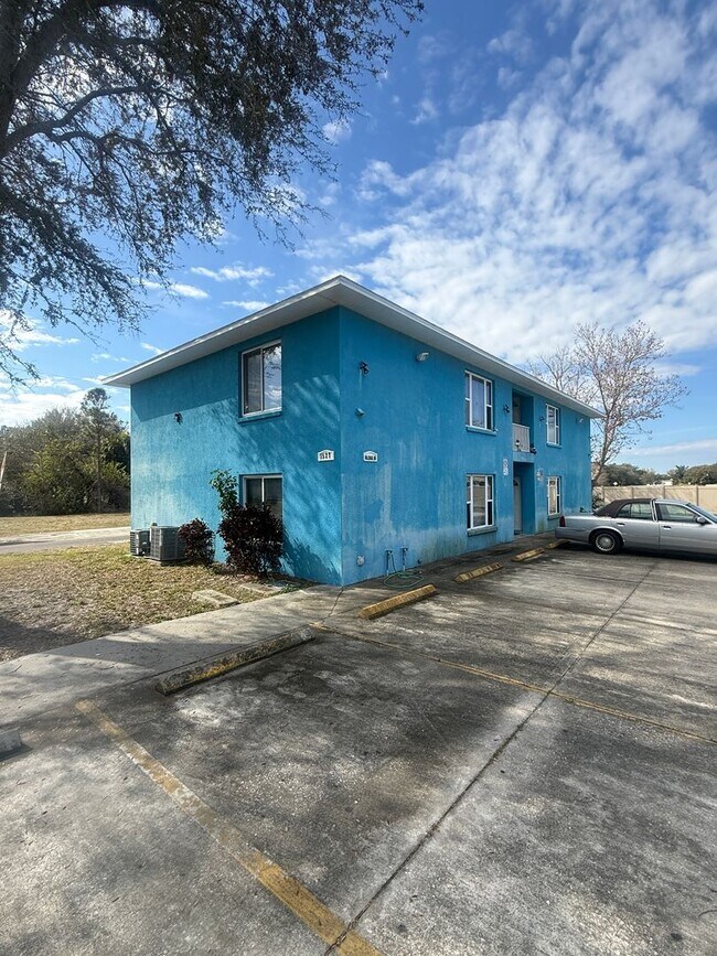 Building Photo - 1527 Schoolhouse St