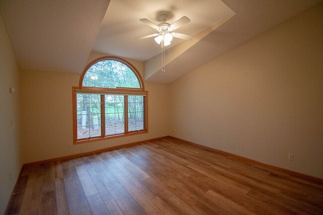 Building Photo - Bright Townhome with Fireplace & Nature Views