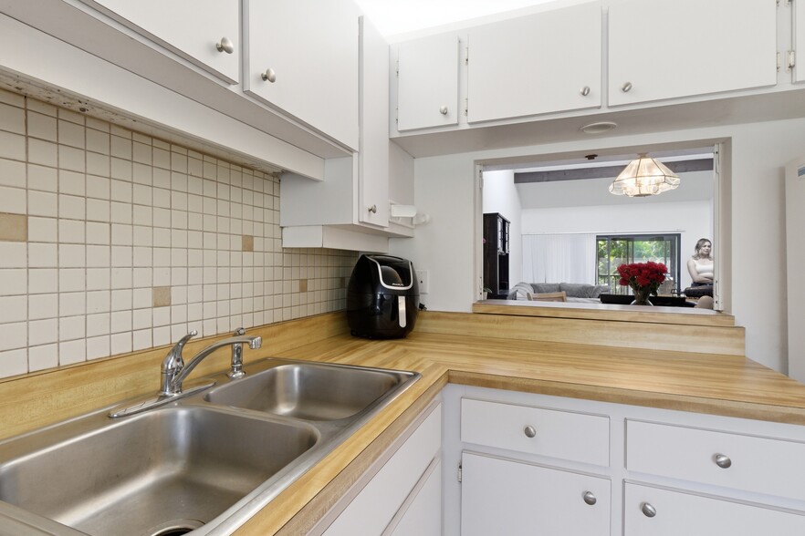 Building Photo - 1628 Clower Creek Dr