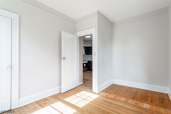 Building Photo - 842 Pennington St