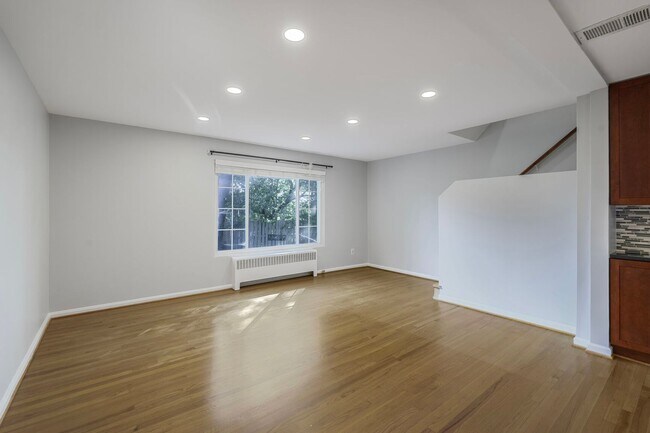 Building Photo - Available Now! 3 Bed 2 Bath House Near the...