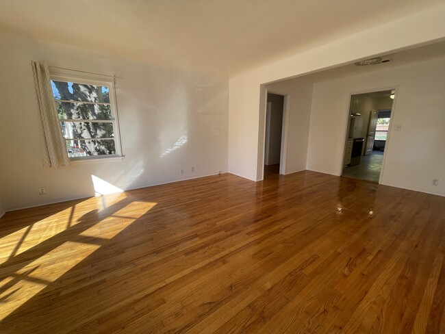 Living/Dining Room - 632 N Griffith Park Dr