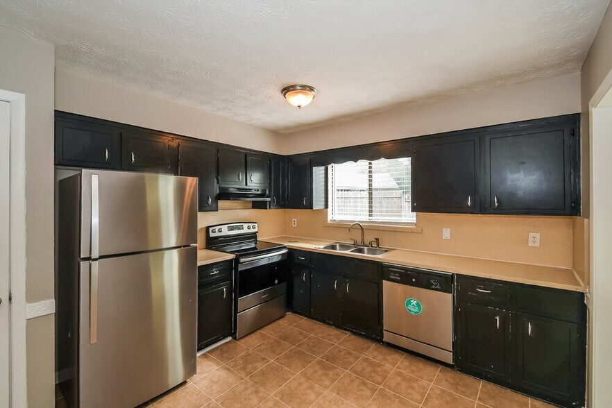 Building Photo - 3610 N Ride Dr