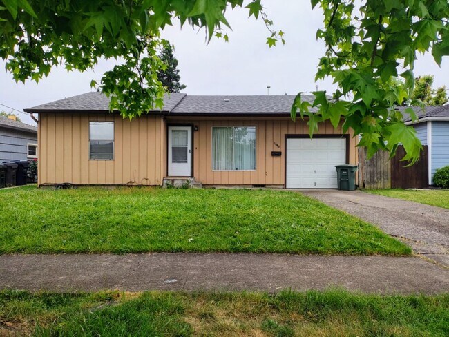 Building Photo - Cute Springfield Home With Large Fenced Ba...