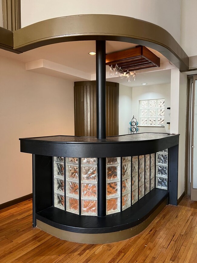 Building Photo - Executive DOWNTOWN Loft -- 1 bed, 1.5 bath...