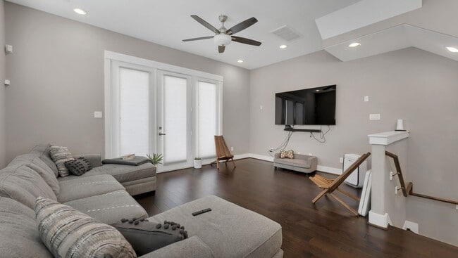 Building Photo - 607 Bayou St