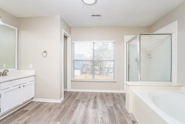 Building Photo - 18162 Holly Green Dr