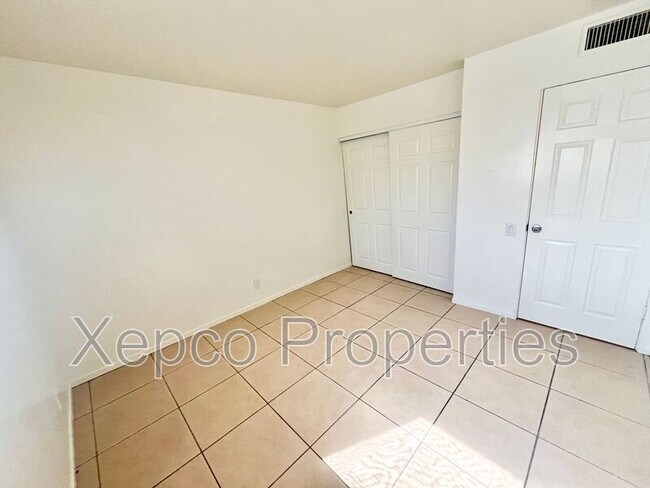 Building Photo - 585 E Cottonwood Rd