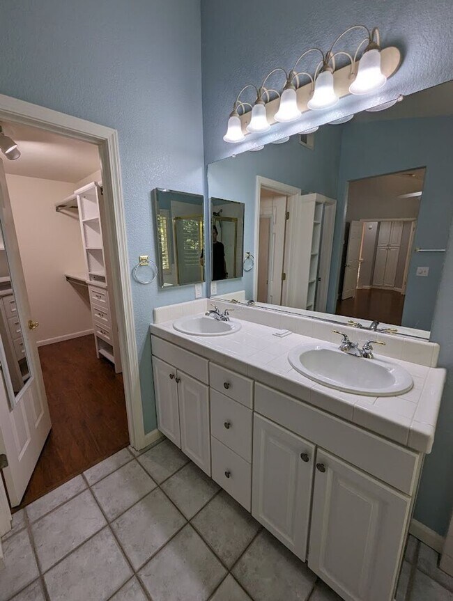 Building Photo - Beautiful 3bed 2.5bath 2 story home located in Rivergate Gated Community