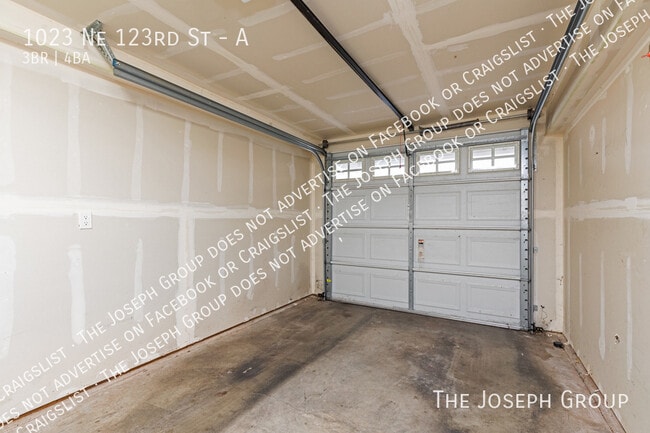 Building Photo - 1023 NE 123rd St