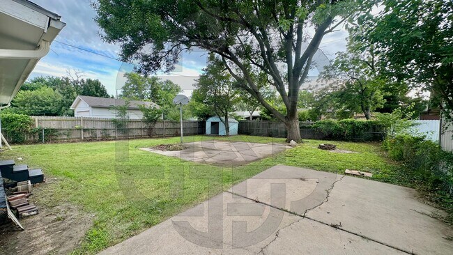 Building Photo - 3039 S Glenn Ave