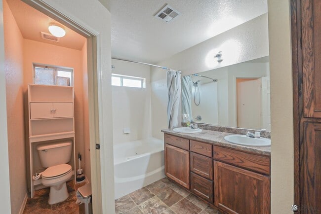 Building Photo - 643 13th St