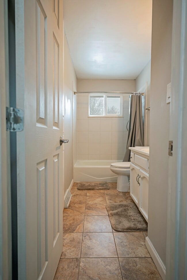 Building Photo - 413 SE Lana Ct