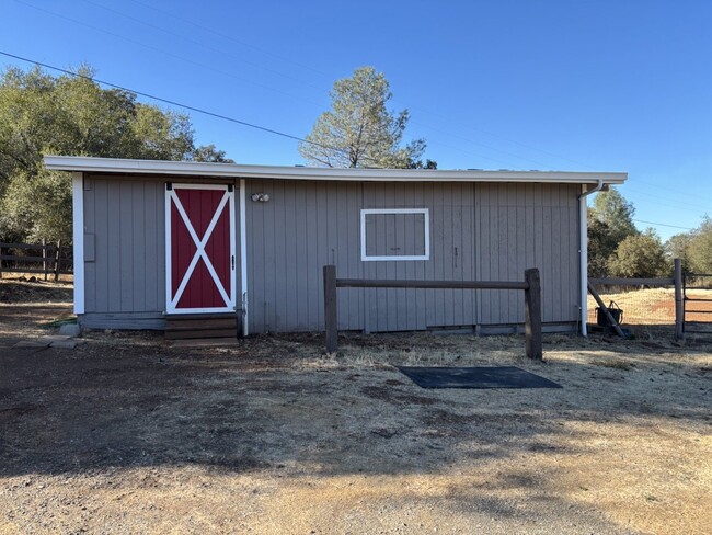 Building Photo - Equestrian property in Pilot Hill!