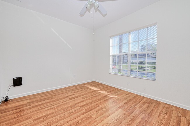 Building Photo - Emerson Square 4 Bedroom Home