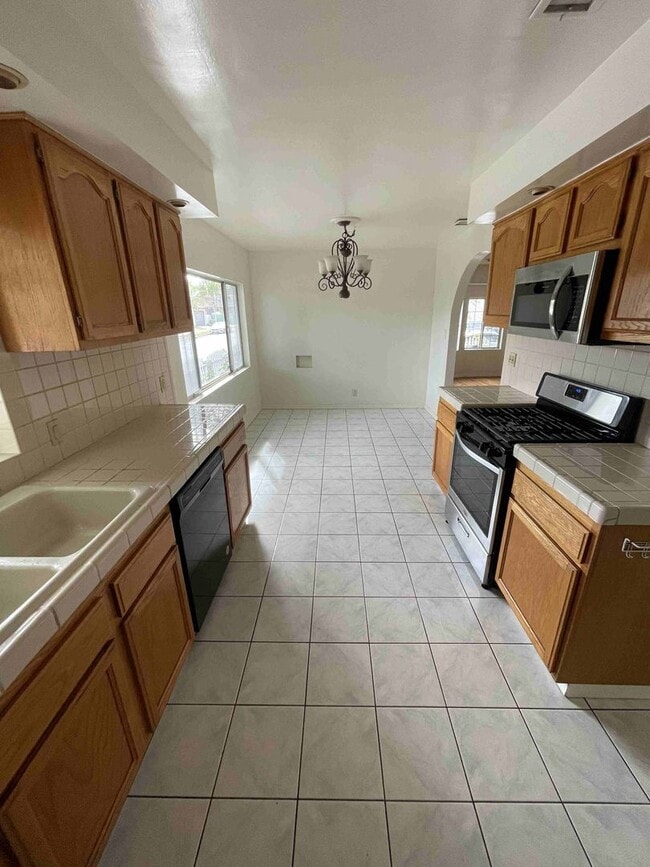 Building Photo - CENTRALLY LOCATED HOME IN BEVERLYWOOD!