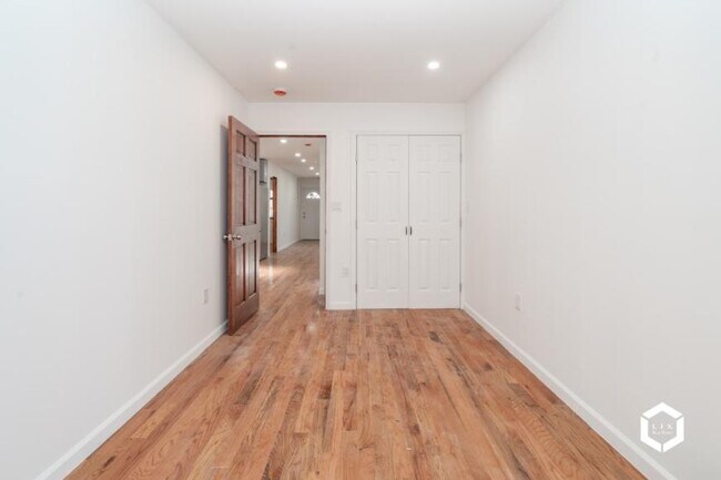 Building Photo - 3 bedroom in JAMAICA NY 11433