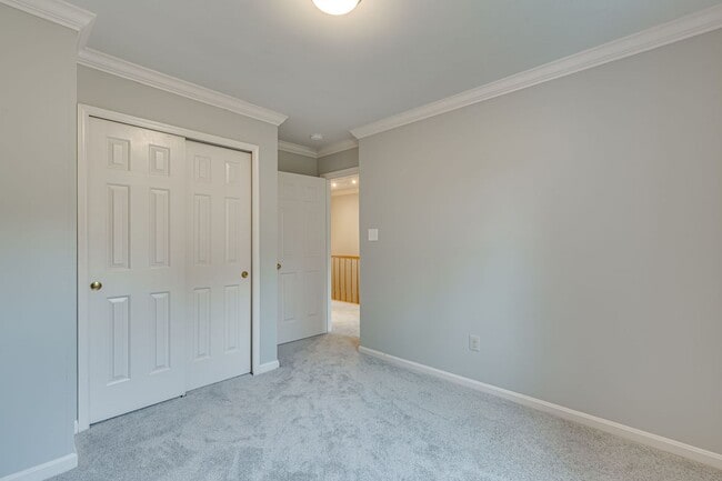 Building Photo - Fantastic townhome in Alexandria