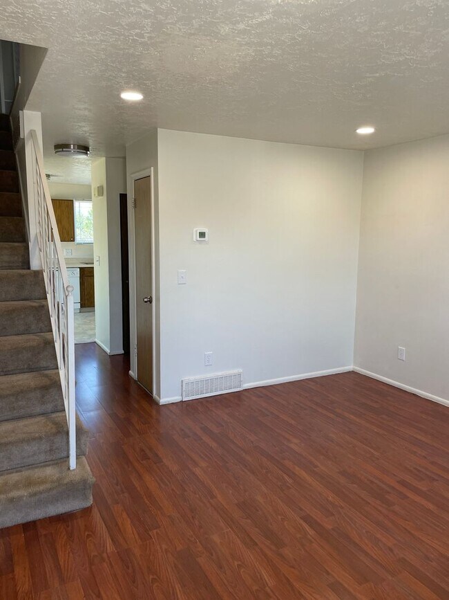 Building Photo - 2 Bedroom, 1.5 Bathroom Twin Home in West ...