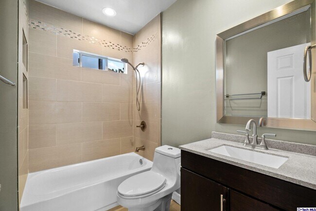 Building Photo - 666 W Lexington Dr