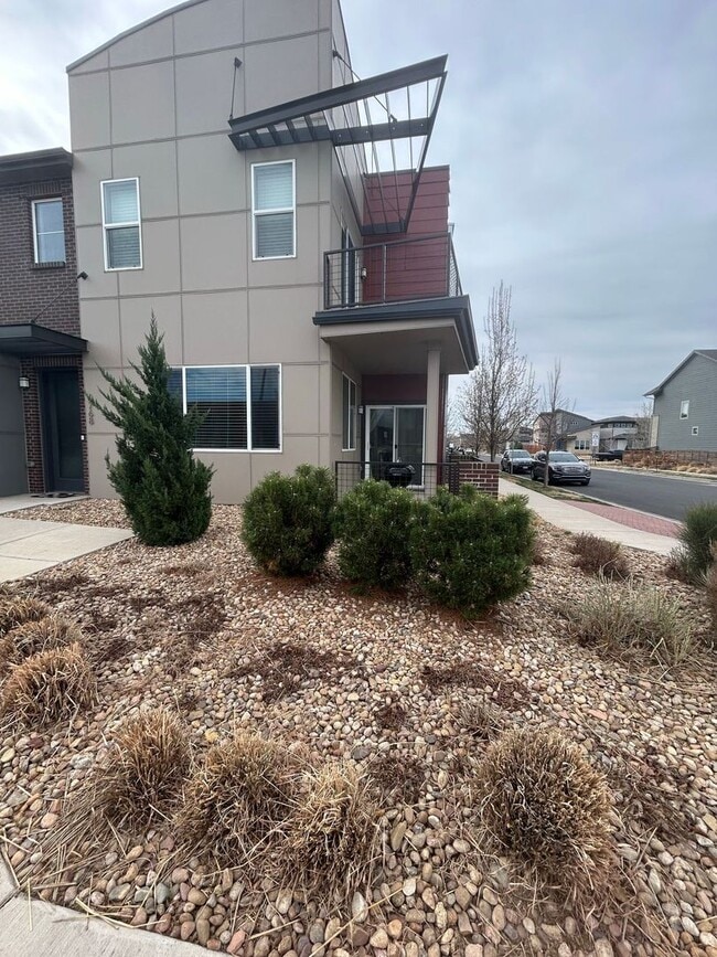 Building Photo - Spacious 3 Bed / 2.5 Bath Home with Dual Balconies