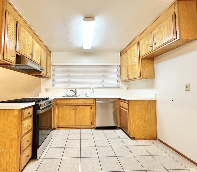 Building Photo - Beautiful 3 bedroom 2 bathroom Sacramento !