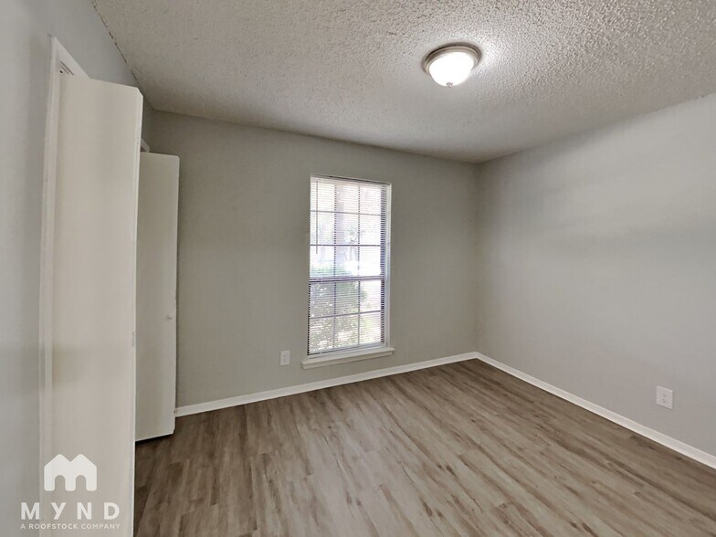 Building Photo - 717 Timberoaks Dr