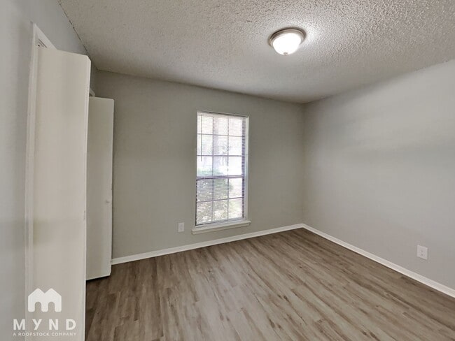 Building Photo - 717 Timberoaks Dr