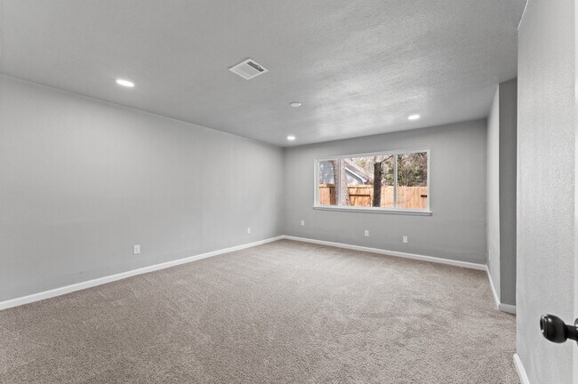 Building Photo - 2 Dewthread Ct