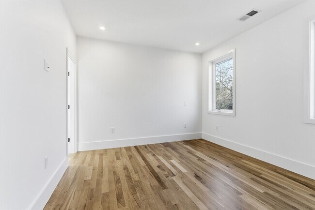 Building Photo - 82 Louise Rd